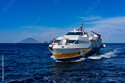 Schnelles Tragflügelboot kommt am Hafen von Panarea, Liparische Inseln, an © Frank Lambert