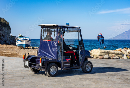 Italiensische Polizisten im E-Mobil am Hafen von Panarea, liparische Inseln, warten auf Ankunft von Fähre zur Kontrolle photo