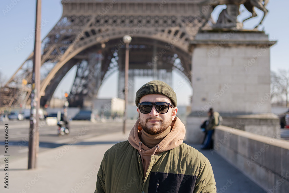 Obraz premium Young hipster man walking in Paris.