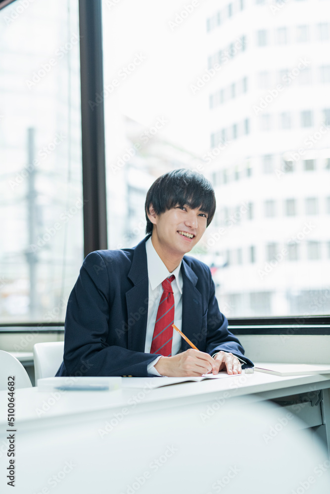 予備校で授業を受ける男子高校生 予備校で授業を受ける男子高校生