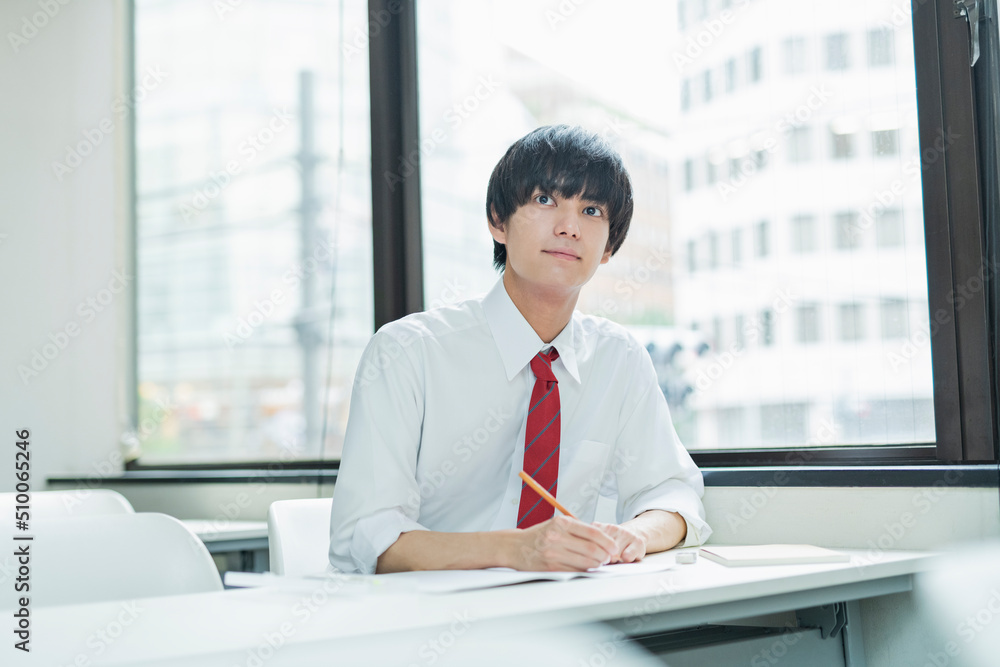 Fototapeta premium 予備校で授業を受ける男子高校生