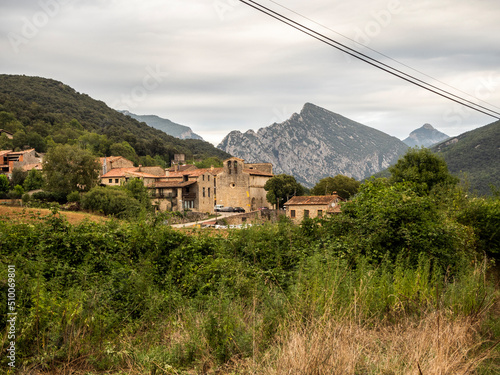 imagen del pueblo de Oix con las montañas de fondo photo