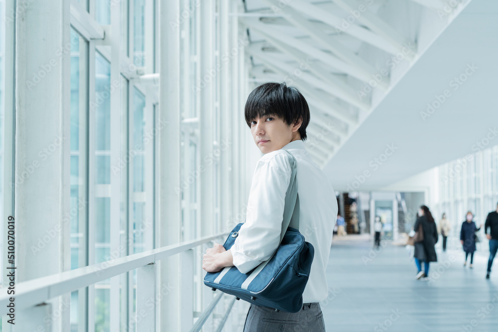 通学中の男子高校生