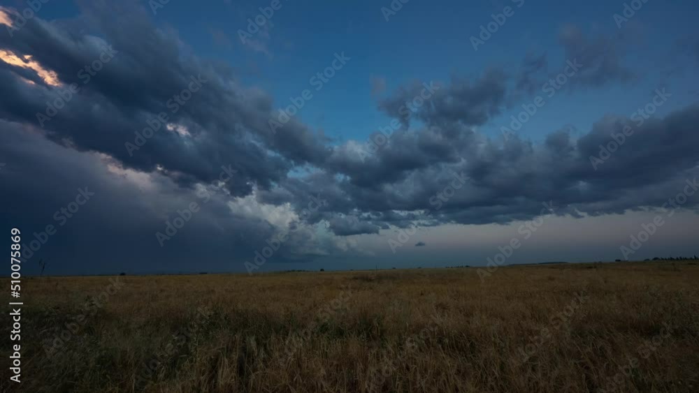 Nubes pasando por encima de campo de trigo en día de tormenta Nubes pasando por encima de campo de trigo en día de tormenta