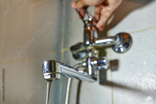 Open the tap, but the water does not flow. There is no water in the water supply.