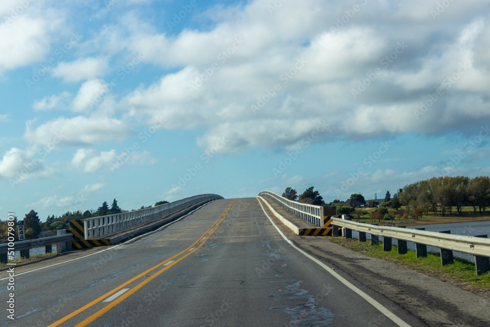 Fototapeta premium Puentes y rutas