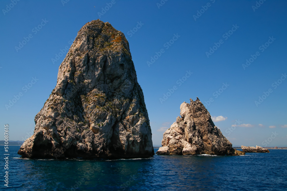 Dos imponentes islotes en medio del mar Mediterráneo