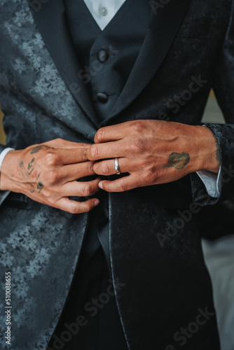 hands of the groom © Micholiano