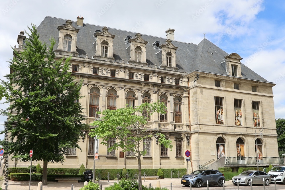 Le musée Saint Loup, musée des beaux arts et de l'archéologie, vue de l'extérieur, ville de Troyes, département de l'Aube, France