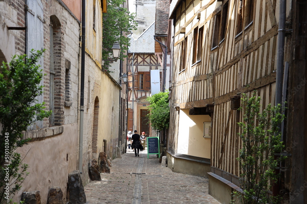 Vieille rue typique, ville de Troyes, département de l'Aube, France
