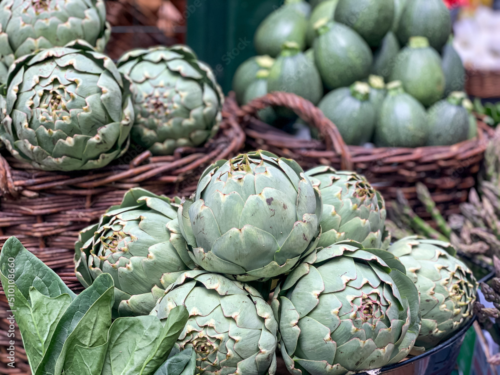Obraz premium Fresh organic artichokes on a open market in London. England. Artichokes in basket