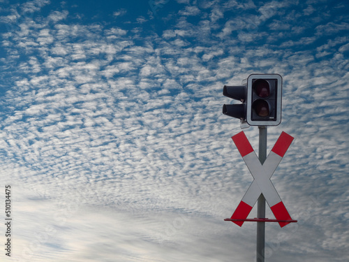 Andreaskreuz mit Ampel bei einem schönem bewölktem Himmel.