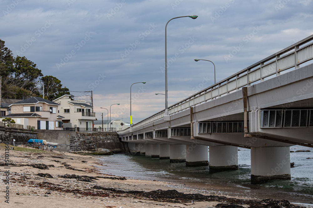 Obraz premium 海岸線の上を通過する道路