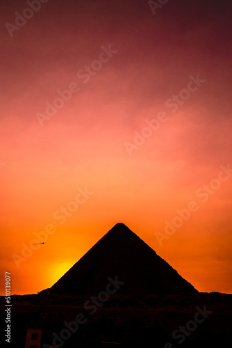 Piramide de Egipto al atardecer  naranja y salmon