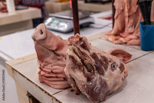 Fototapeta Cabeza de cerdo despellejada en carnicería