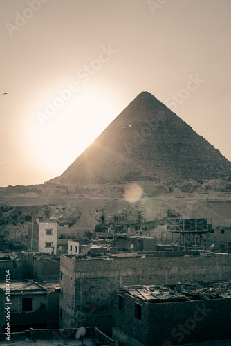 Pirámides de Egipto al atardecer. Tonos cálidos.