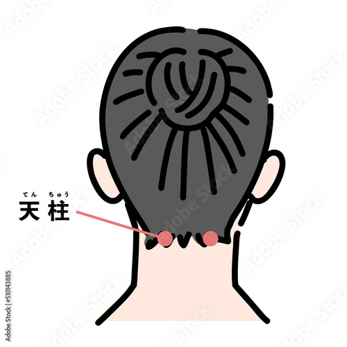 天柱を示している女性の首上の後ろ姿
