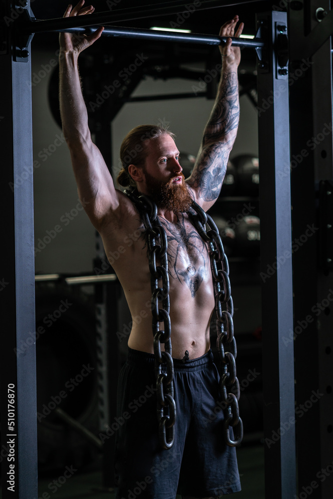 Obraz premium Chain posing bar horizontal tightened body biceps bodybuilding chest black, for strength male for young and workout fitness, adult exercise. Care single energy, sportswear