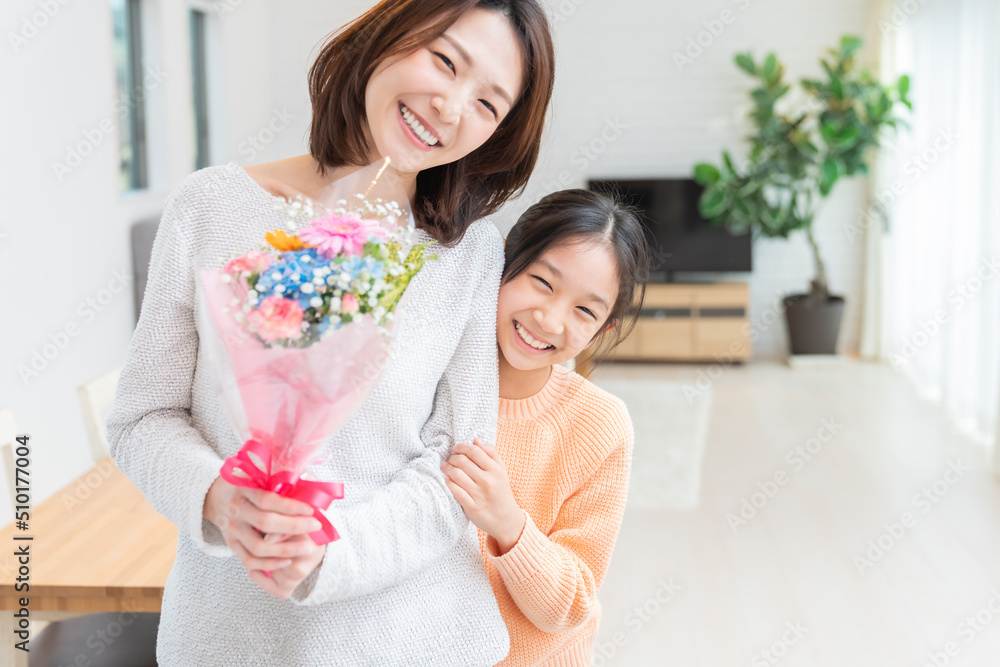 笑顔の親子 花束 笑顔の親子 花束