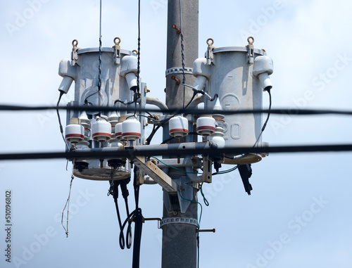 電柱のトランス。 The transformers on the utility pole. 