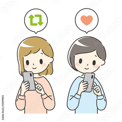 スマホを見ながらSNSを拡散する女性たち
