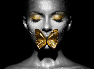 Fotobehang Zwart goud Modelvrouw met vlinder en glitter  © Oleg Gekman