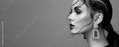 Tableau sur toile Brunette girl with perfect makeup