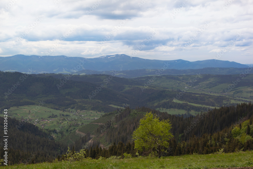Naklejka premium Mountain landscape and blue sky with clouds