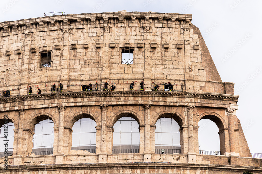 Obraz premium Colosseum goes through reconstruction