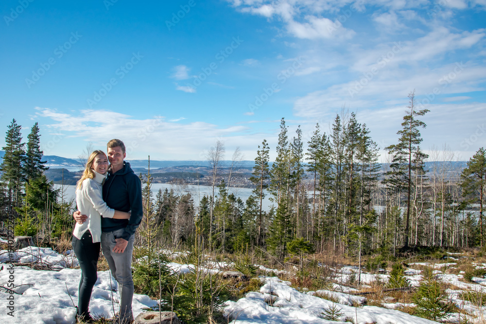 Ταπετσαρία Zakochana para na tle ośnieżonej panoramy norweskie fiordy