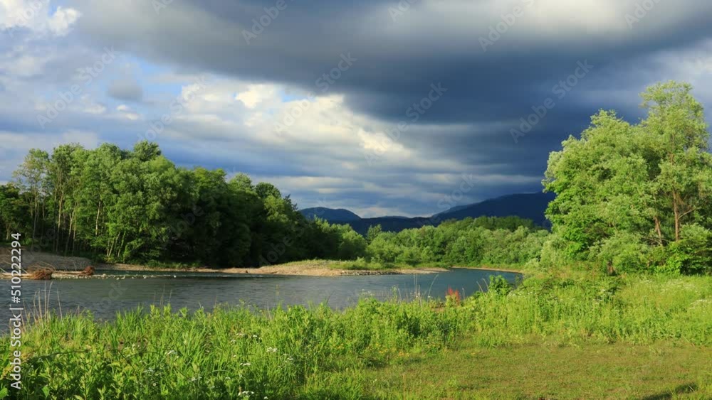 夏のどんよりした雲と川 森林 山 自然風景 夏のどんよりした雲と川 森林 山 自然風景
