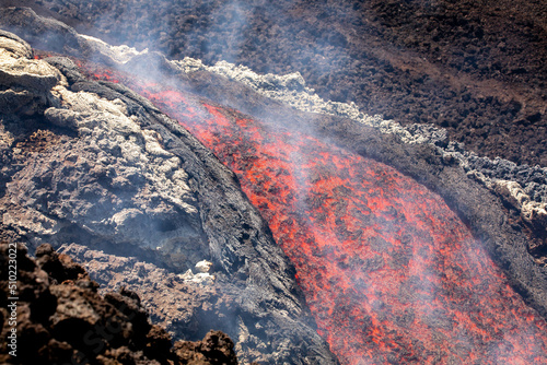 Etna lava vista da vicino in dettaglio durante eruzione vulcanica giugno 2022 photo
