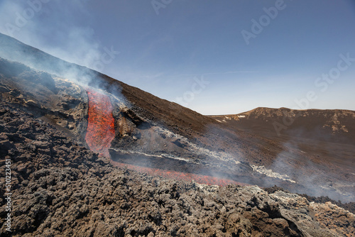 Turismo in sicilia - lava sul vulcano Etna, attrazione turistica e luoghi da scoprire photo