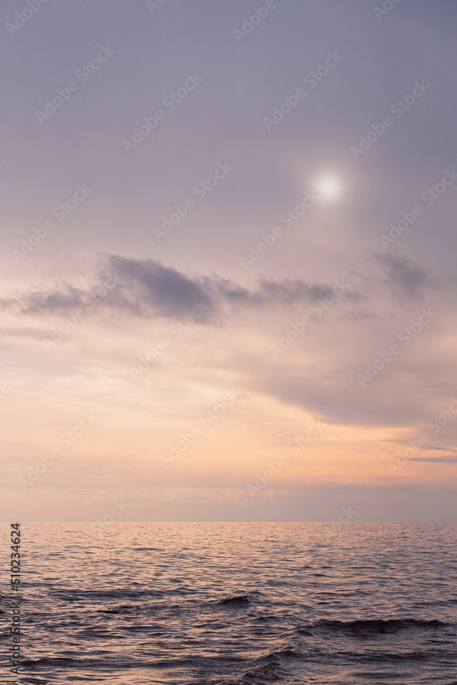 Obraz premium Beautiful Sunset At The Sea With Colorful Rays And Clouds