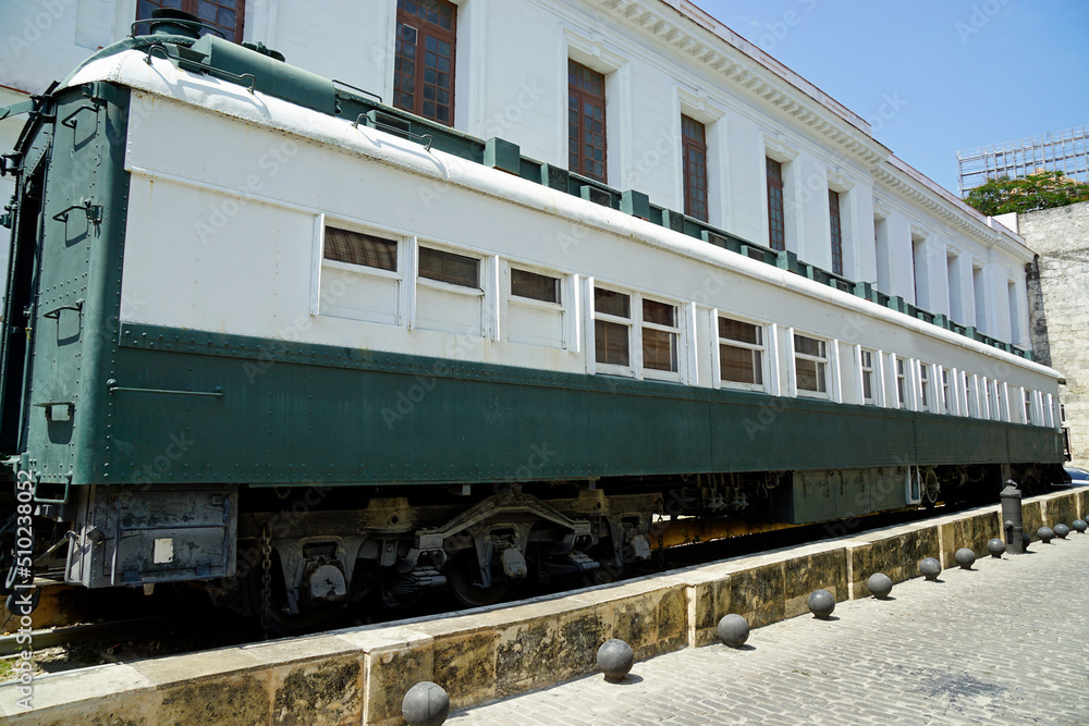 Obraz premium old train waggon in the streets of havana