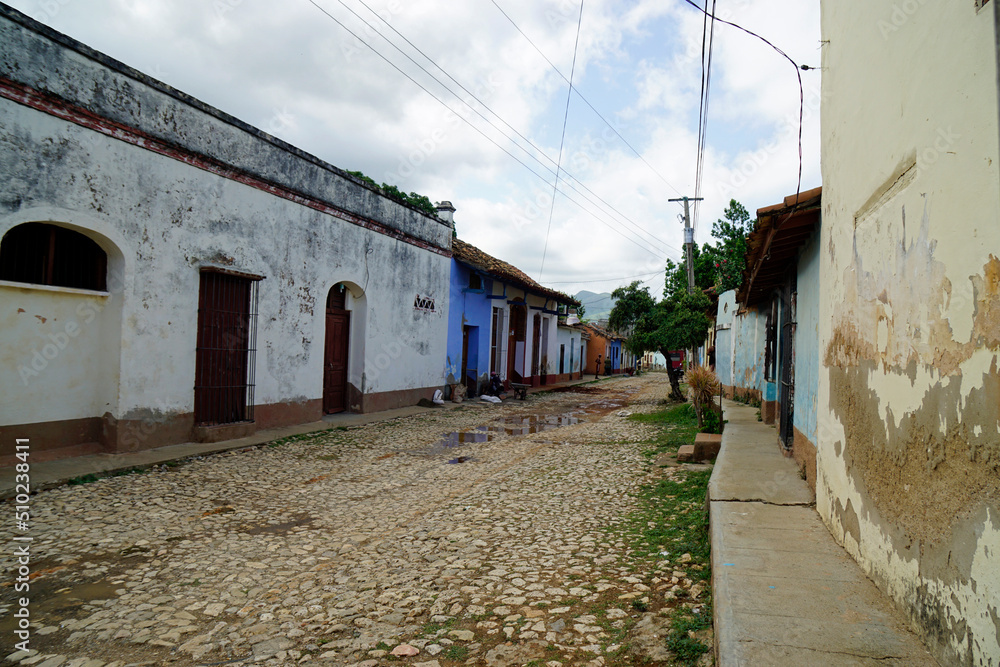 Obraz premium colorful houses in the streets of trinidad