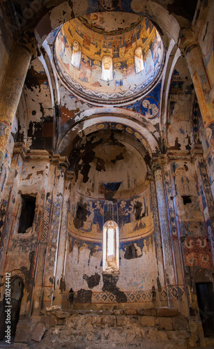 Ani'deki Carhedral Fethiye Camii. Ani, şu anda Türkiye'nin Kars ilinde ve Ermenistan ile kapalı sınırın yanında bulunan harap bir ortaçağ Ermeni şehridir. Ani, UNESCO Dünya Mirası Listesi'nde yer alma