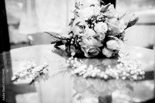 Arreglo de novia y novio, ramos flores anillos alianzas