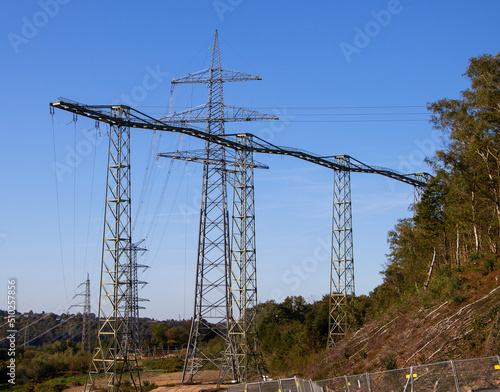 Brücke von Strommast zu Strommast im Neubau