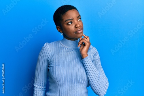 Foto Young african american woman wearing casual clothes thinking concentrated about