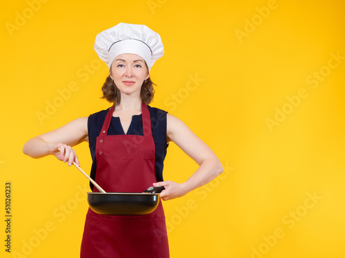 Woman chef is holding fryin...