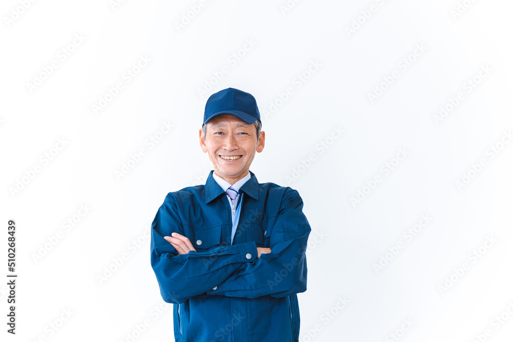 腕を組み笑顔を見せる配達員