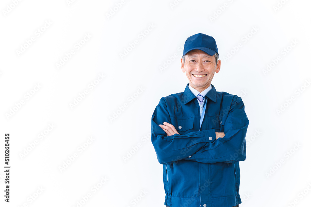 腕を組み笑顔を見せる配達員