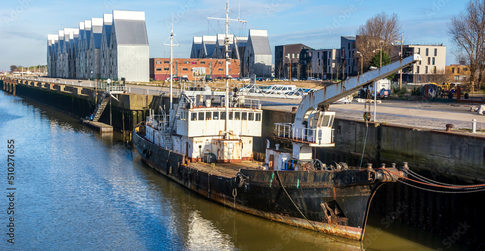 Ancien navire des phares et balises du port de Dunkerque accosté près de l'écoquartier du Grand Large