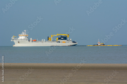 Navire industriel dans le port de Dunkerque, travaux de dragage du chenal d'accès, en mer du Nord. photo