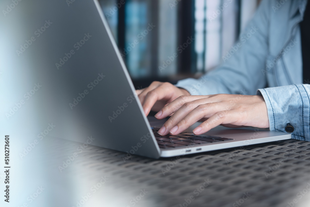 Business woman working on laptop computer on table at coffee shop, connecting the internet Business woman working on laptop computer on table at coffee shop, connecting the internet