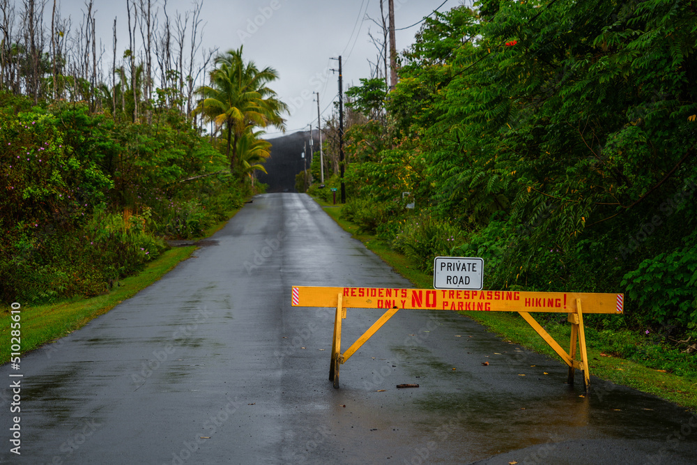 Roadblock in front of a lava flow of the Fissure 8 covering a road in the Leilani Estates near Hilo in the southeast of Big Island, Hawaii, USA Roadblock in front of a lava flow of the Fissure 8 covering a road in the Leilani Estates near Hilo in the southeast of Big Island, Hawaii, USA