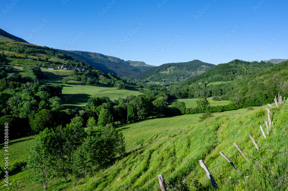Paysage des Monts du Cantal en Auvergne en France au printemps autour du village de Le Fau