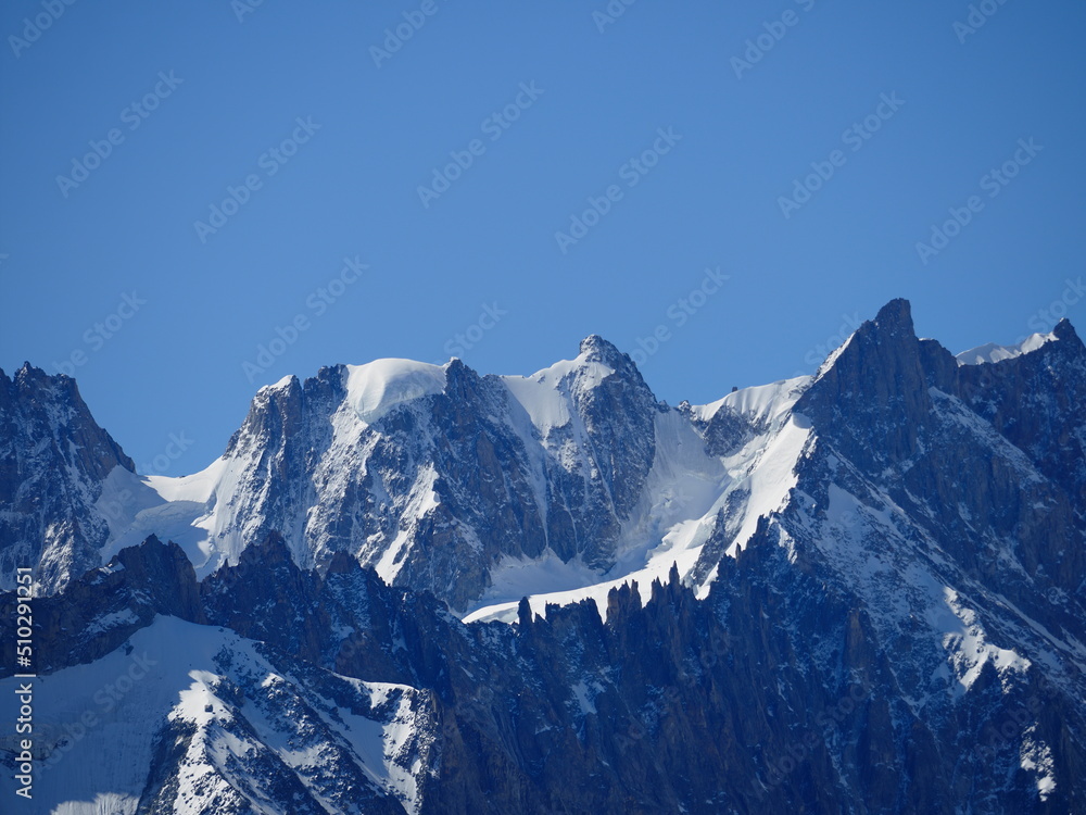 pics abruptes en montagne, secteur chamonix, alpes, avec neige, aiguilles