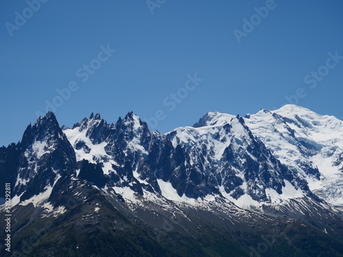 Fototapeta Naklejka Na Ścianę i Meble -  secteur Chamonix Mont Blanc avec aiguilles et sommets pointus